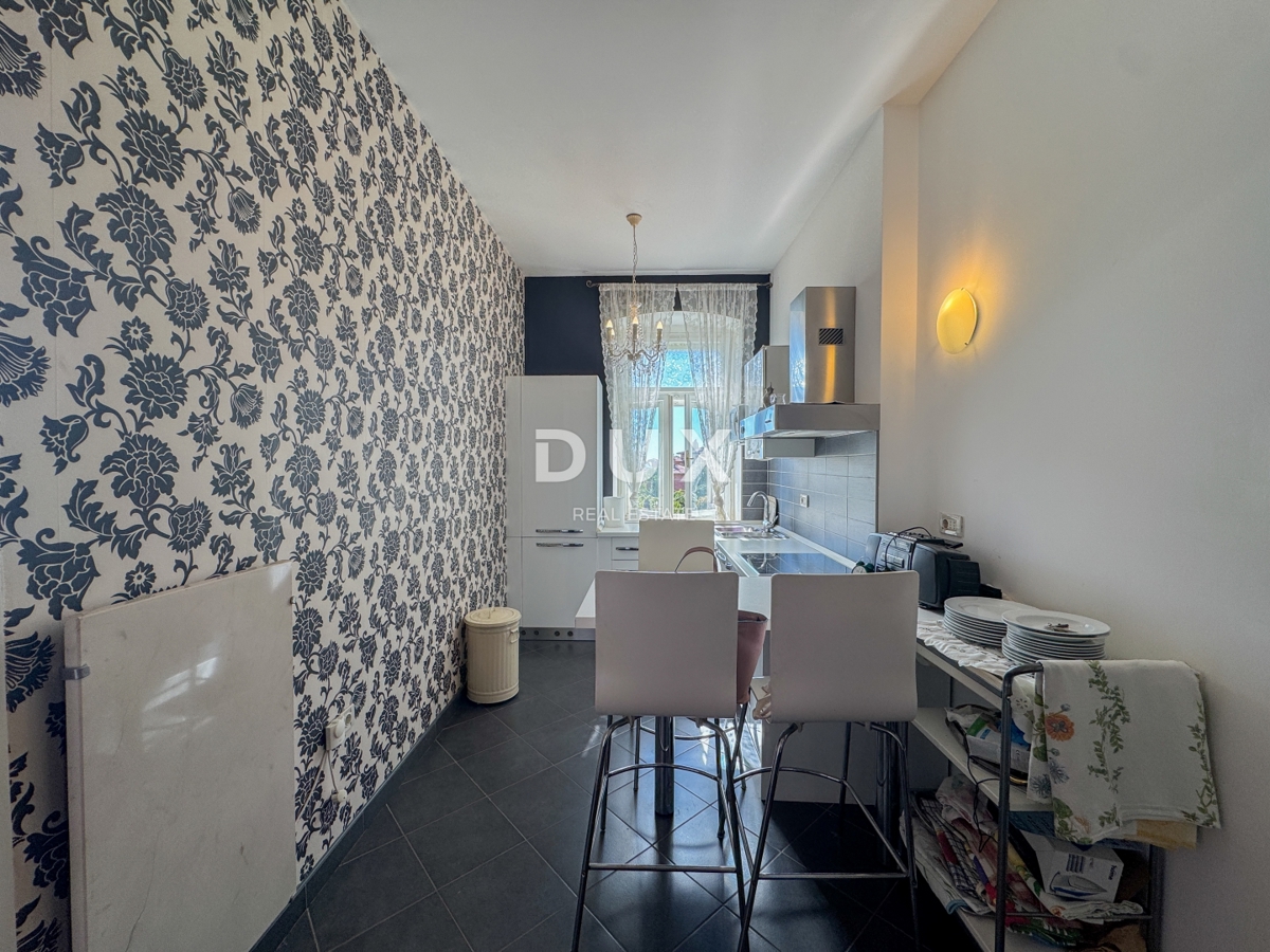 ABBAZIA, LOVRAN - meravigliosa opportunità di acquistare un appartamento storico in una villa, seconda fila al mare, terrazza e vista