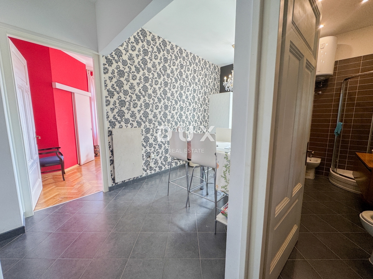 ABBAZIA, LOVRAN - meravigliosa opportunità di acquistare un appartamento storico in una villa, seconda fila al mare, terrazza e vista