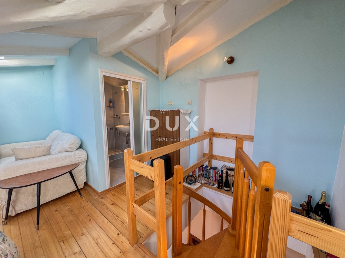 ABBAZIA, LOVRAN - meravigliosa opportunità di acquistare un appartamento storico in una villa, seconda fila al mare, terrazza e vista