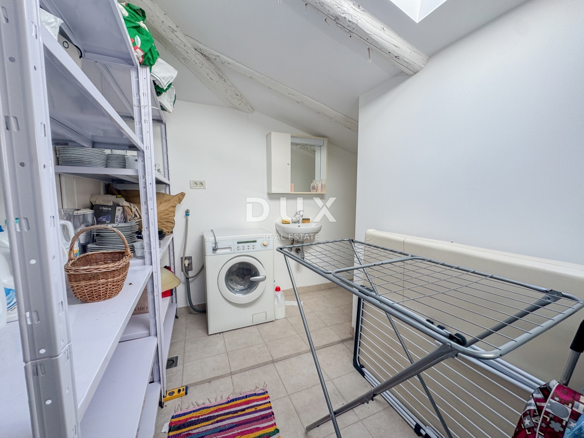 ABBAZIA, LOVRAN - meravigliosa opportunità di acquistare un appartamento storico in una villa, seconda fila al mare, terrazza e vista