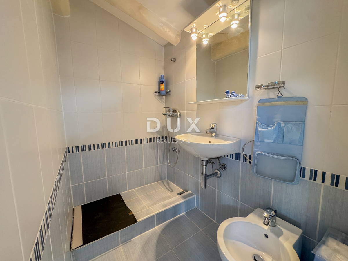 ABBAZIA, LOVRAN - meravigliosa opportunità di acquistare un appartamento storico in una villa, seconda fila al mare, terrazza e vista