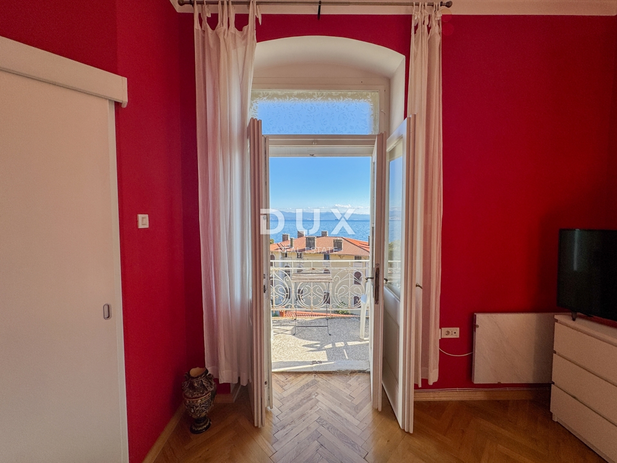 ABBAZIA, LOVRAN - meravigliosa opportunità di acquistare un appartamento storico in una villa, seconda fila al mare, terrazza e vista