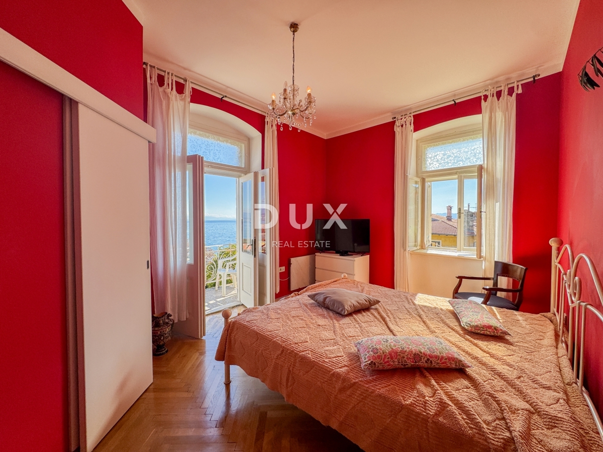 ABBAZIA, LOVRAN - meravigliosa opportunità di acquistare un appartamento storico in una villa, seconda fila al mare, terrazza e vista