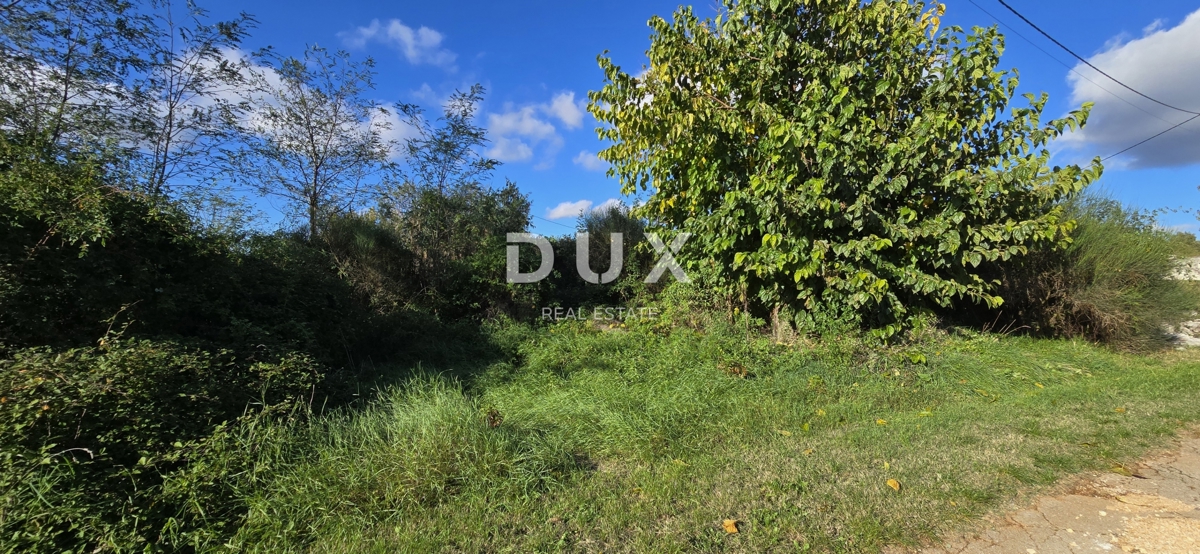 ISTRIA, PARENZO - Terreno per la costruzione di due case vicino a Sveti Lovreč - pace e autenticità dell'Istria