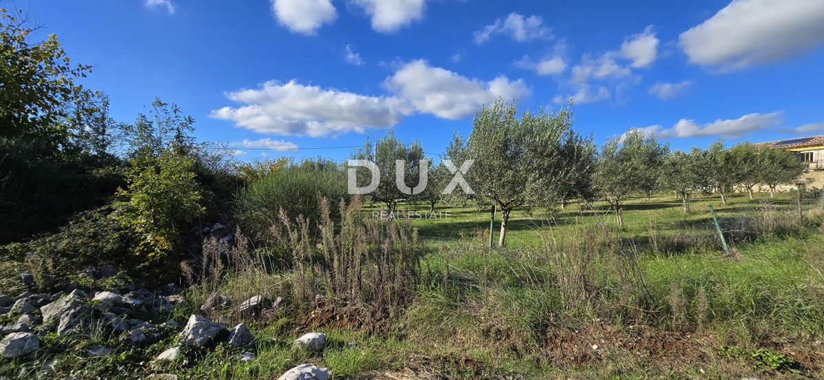 ISTRIA, PARENZO - Terreno per la costruzione di due case vicino a Sveti Lovreč - pace e autenticità dell'Istria