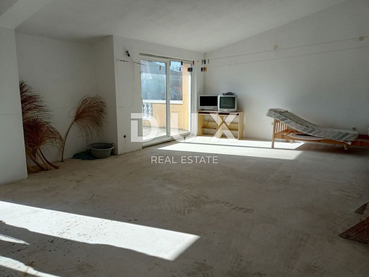 PAKOŠTANE - Spaziosa casa con tre appartamenti