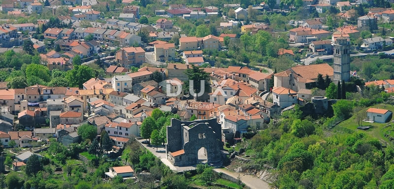 KASTAV, TRINAJSTIĆI - terreno edificabile con ottimo potenziale!