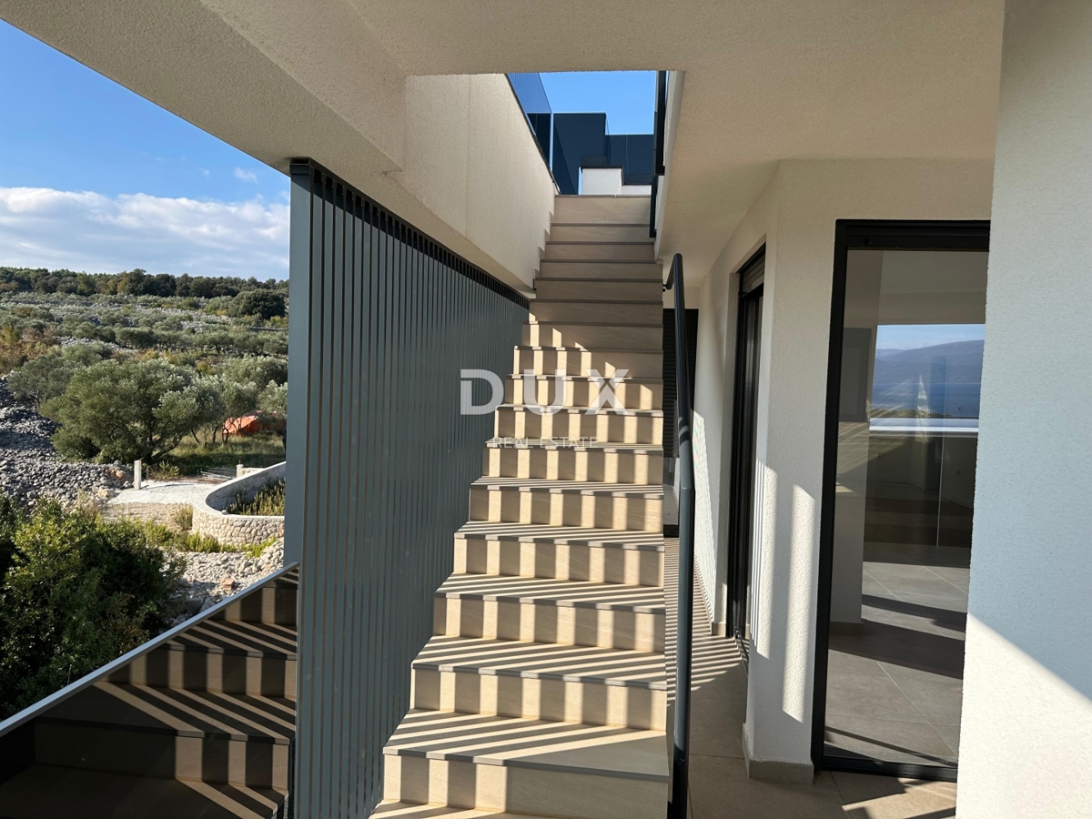 CITTÀ DI KRK, CENTRO - Attico a due piani con piscina e vista panoramica