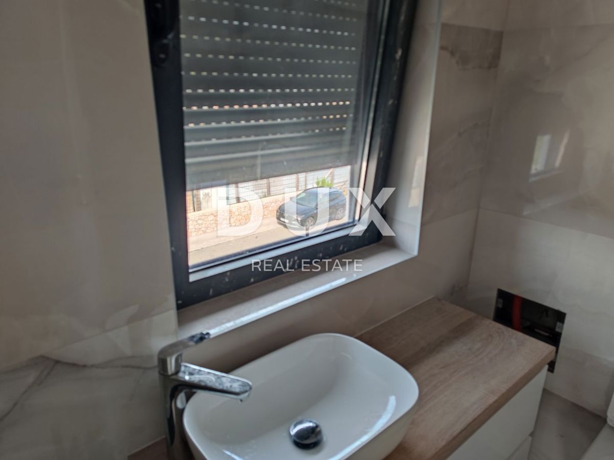 CITTÀ DI KRK, CENTRO - Attico a due piani con piscina e vista panoramica