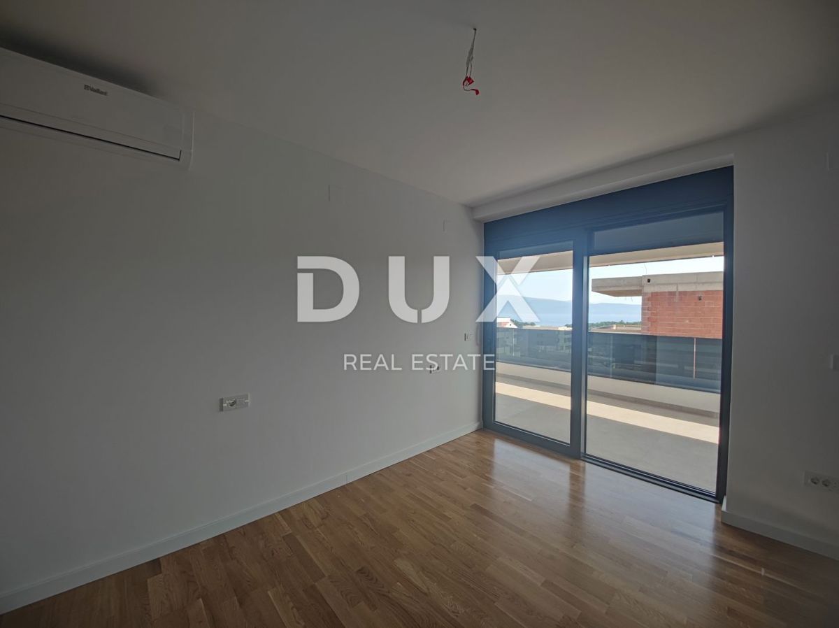 CITTÀ DI KRK, CENTRO - Attico a due piani con piscina e vista panoramica