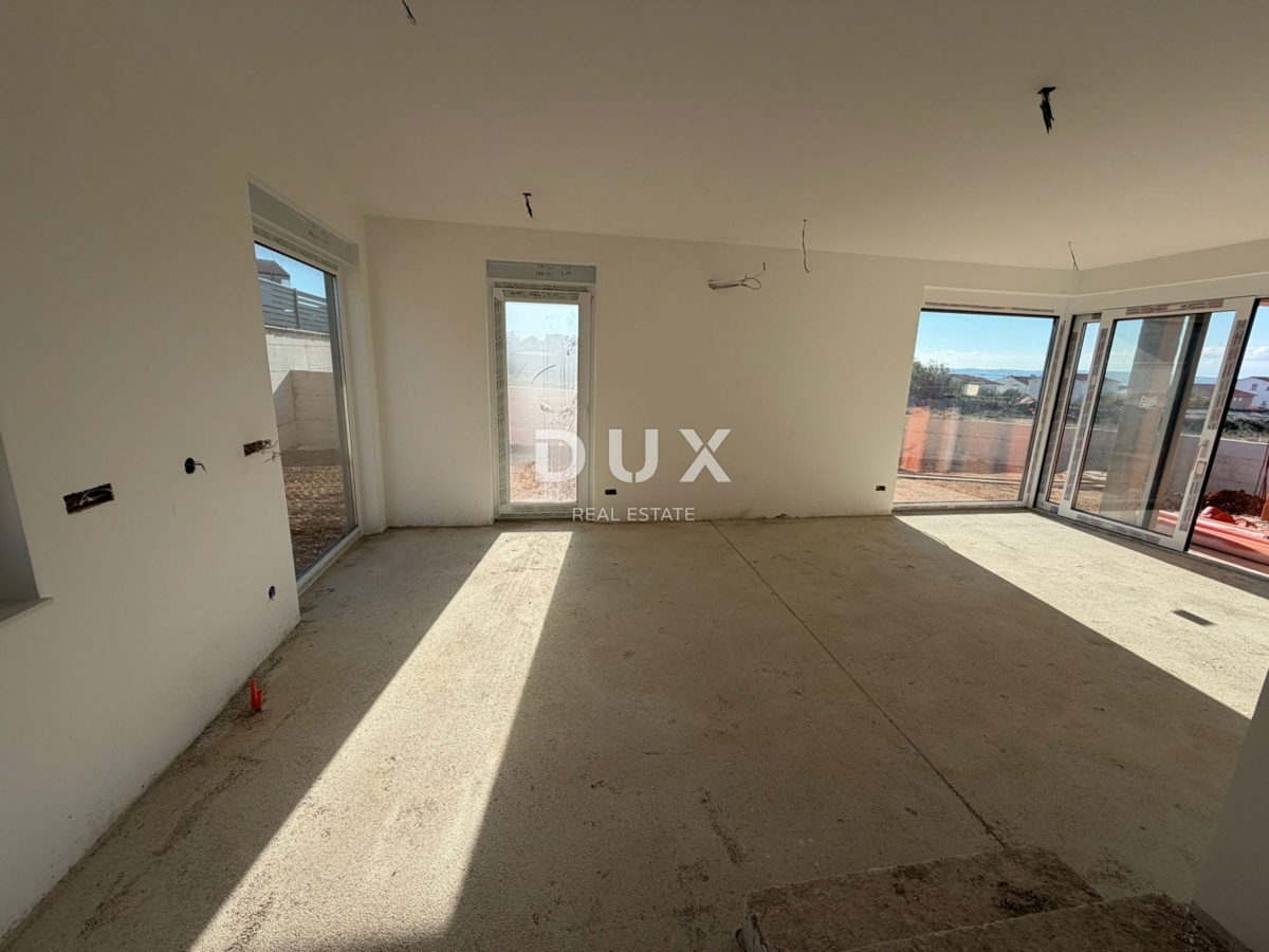 ISOLA DI PAG, POVLJANA – Appartamento con due camere da letto e ampia terrazza in un edificio modernamente attrezzato