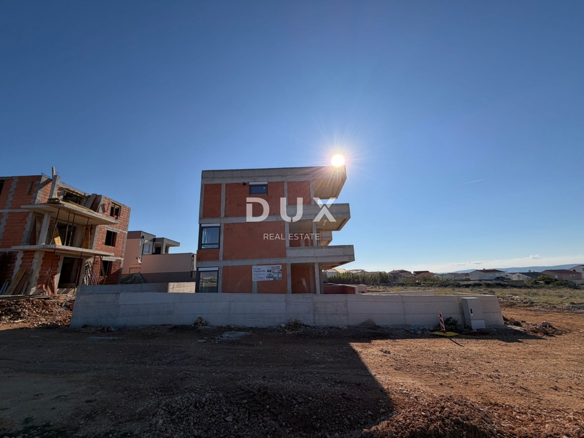 ISOLA DI PAG, POVLJANA – Appartamento con due camere da letto e ampia terrazza in un edificio modernamente attrezzato