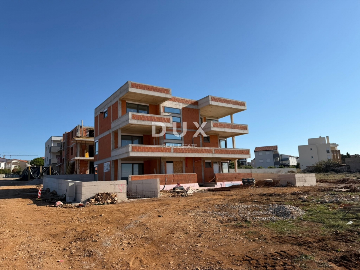 ISOLA DI PAG, POVLJANA – Appartamento con due camere da letto e ampia terrazza in un edificio modernamente attrezzato