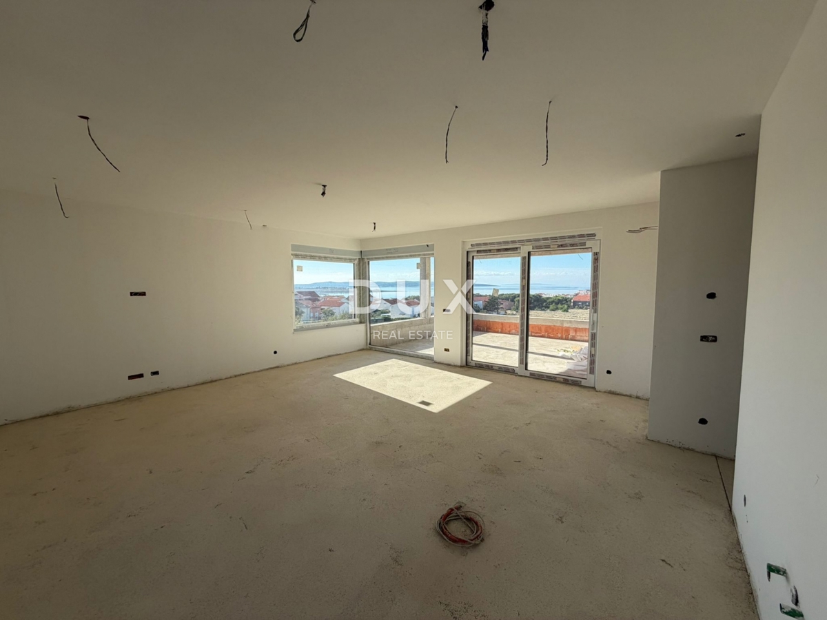 ISOLA DI PAG, POVLJANA – Appartamento con due camere da letto e ampia terrazza in un edificio modernamente attrezzato