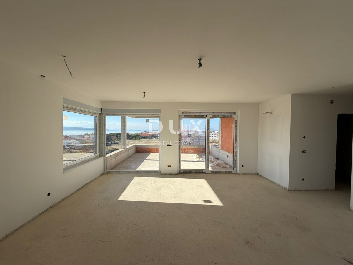 ISOLA DI PAG, POVLJANA – Appartamento con due camere da letto e ampia terrazza in un edificio modernamente attrezzato