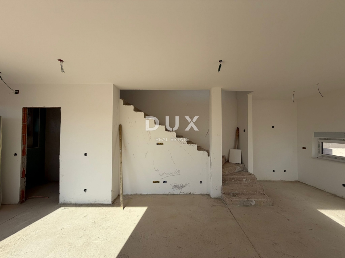 ISOLA DI PAG, POVLJANA – Appartamento con due camere da letto e ampia terrazza in un edificio modernamente attrezzato