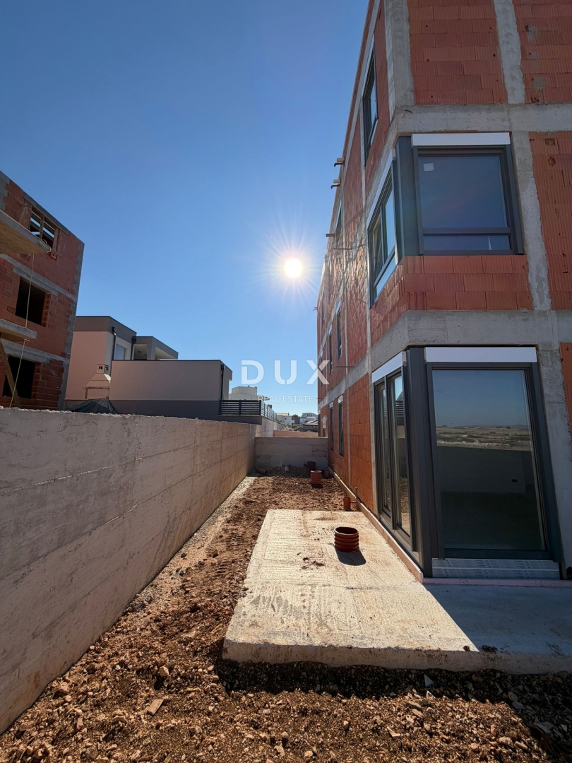 ISOLA DI PAG, POVLJANA – Appartamento con due camere da letto e ampia terrazza in un edificio modernamente attrezzato