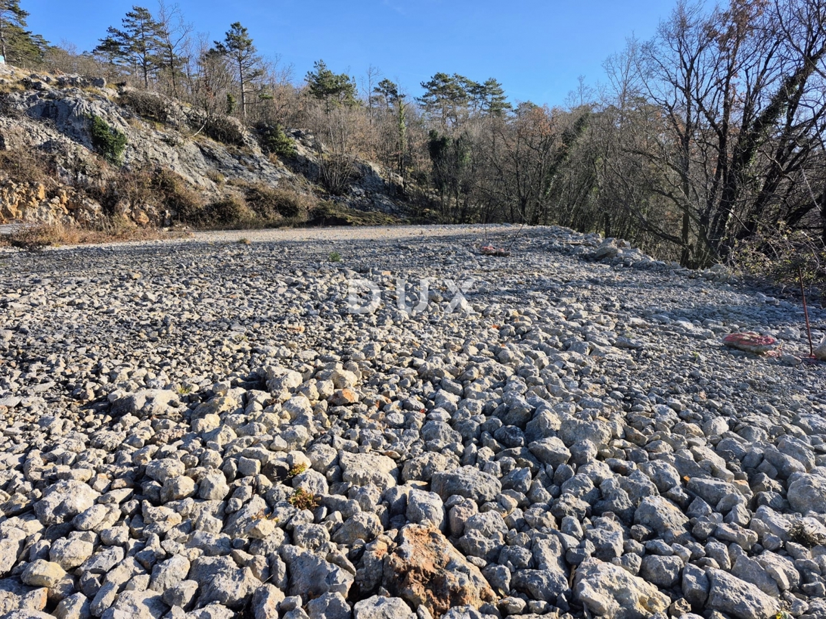 KLANA, ŠKALNICA – Terreno edificabile in ottima posizione. VISTA MARE.