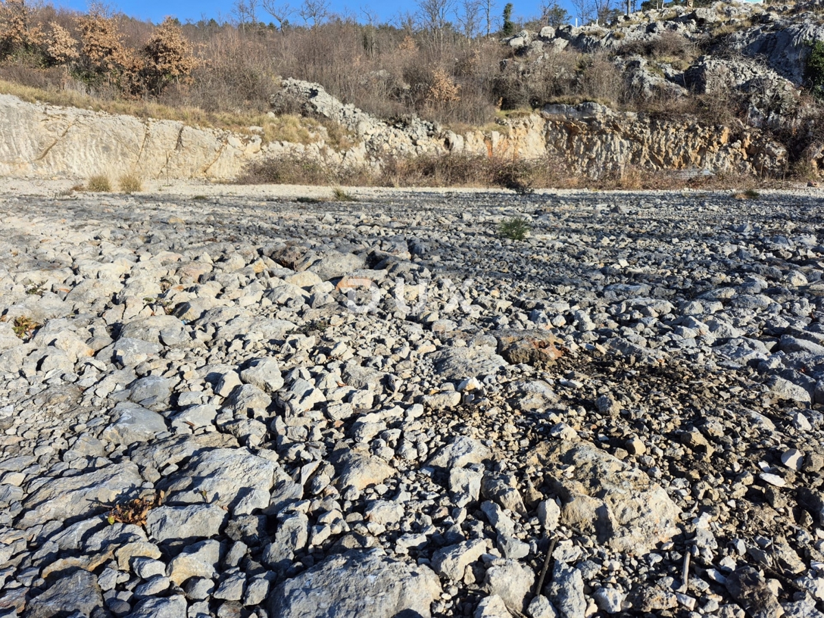 KLANA, ŠKALNICA – Terreno edificabile in ottima posizione. VISTA MARE.