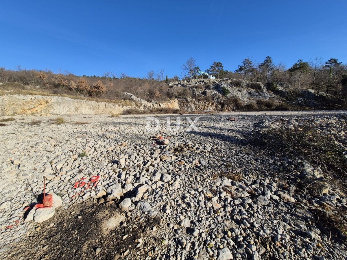 KLANA, ŠKALNICA – Terreno edificabile in ottima posizione. VISTA MARE.