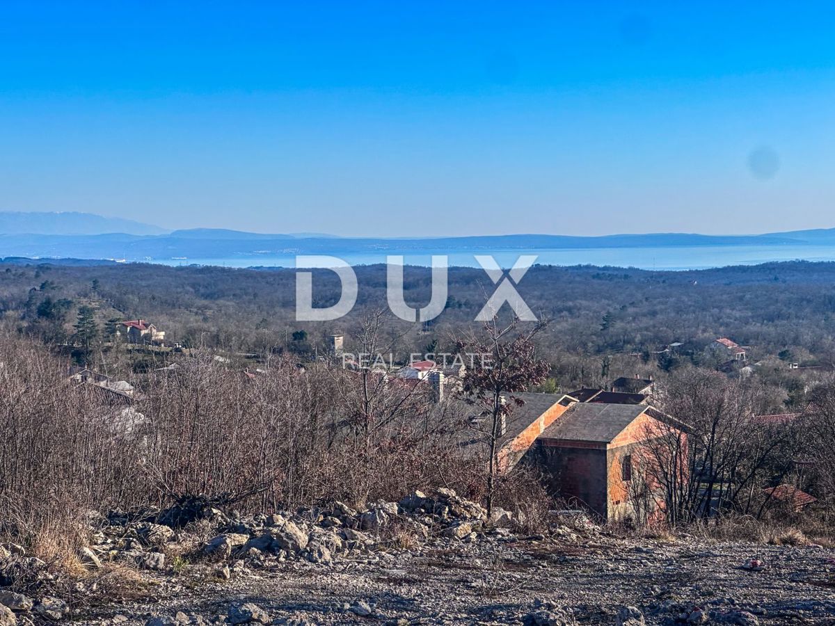 KLANA, ŠKALNICA – Terreno edificabile in ottima posizione. VISTA MARE.