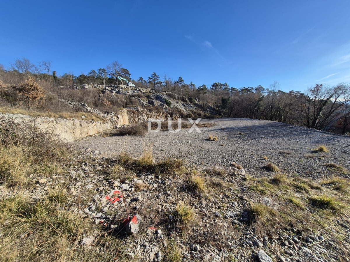 KLANA, ŠKALNICA – Terreno edificabile in ottima posizione. VISTA MARE.