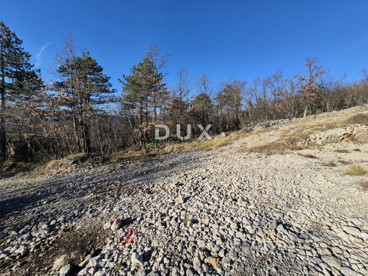 KLANA, ŠKALNICA – Terreno edificabile in ottima posizione. VISTA MARE.