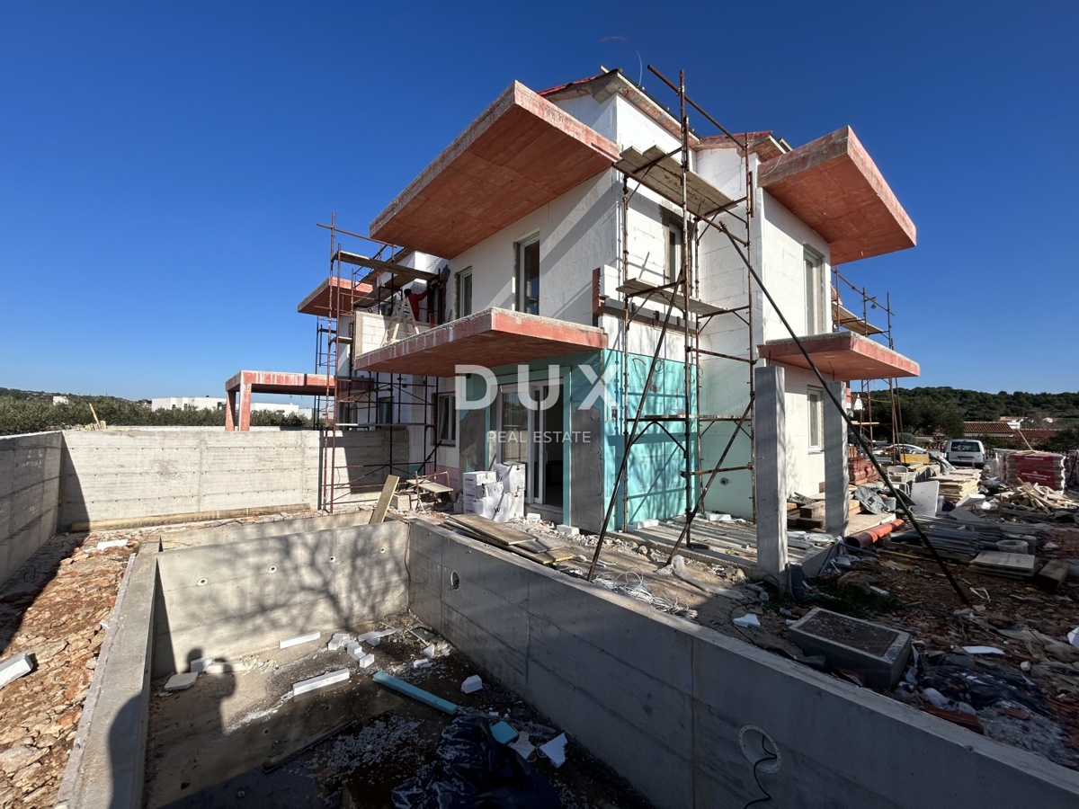 MURTER, JEZERA – Appartamento a due piani con piscina in un nuovo edificio