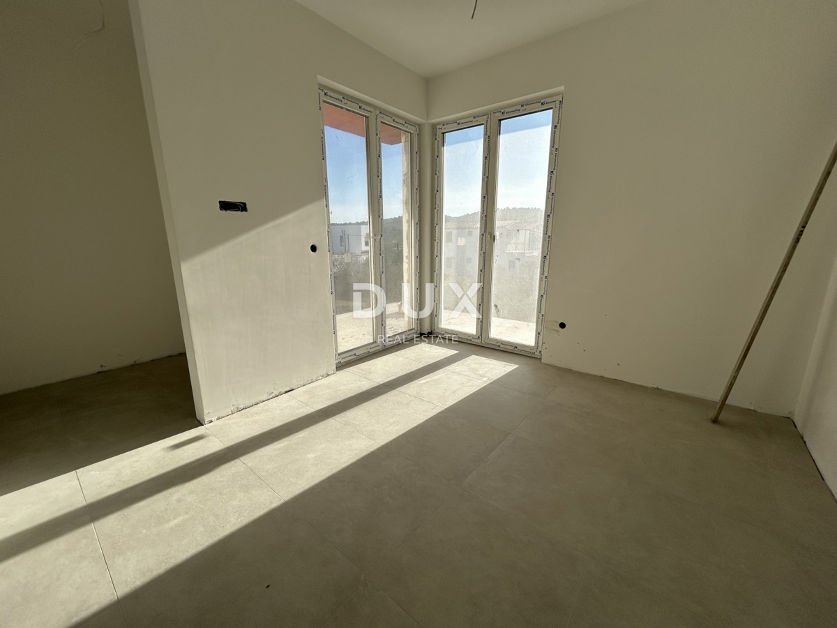 MURTER, JEZERA – Appartamento a due piani con piscina in un nuovo edificio