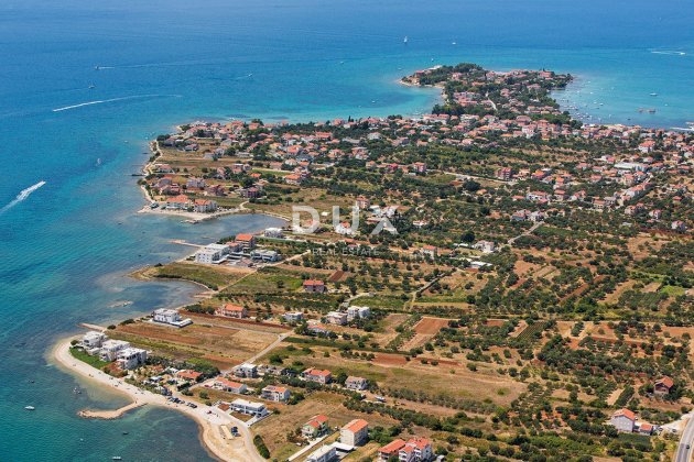 ZADAR, SUKOŠAN - Terreno in posizione privilegiata a 56 m dalla spiaggia!