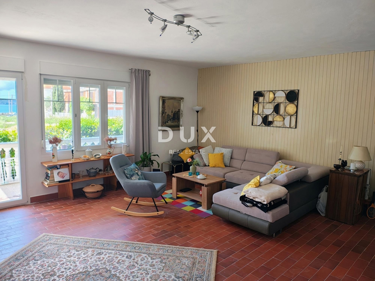 ZADAR, SUKOŠAN - Spaziosa casa a 100 m dal mare con giardino e vista!