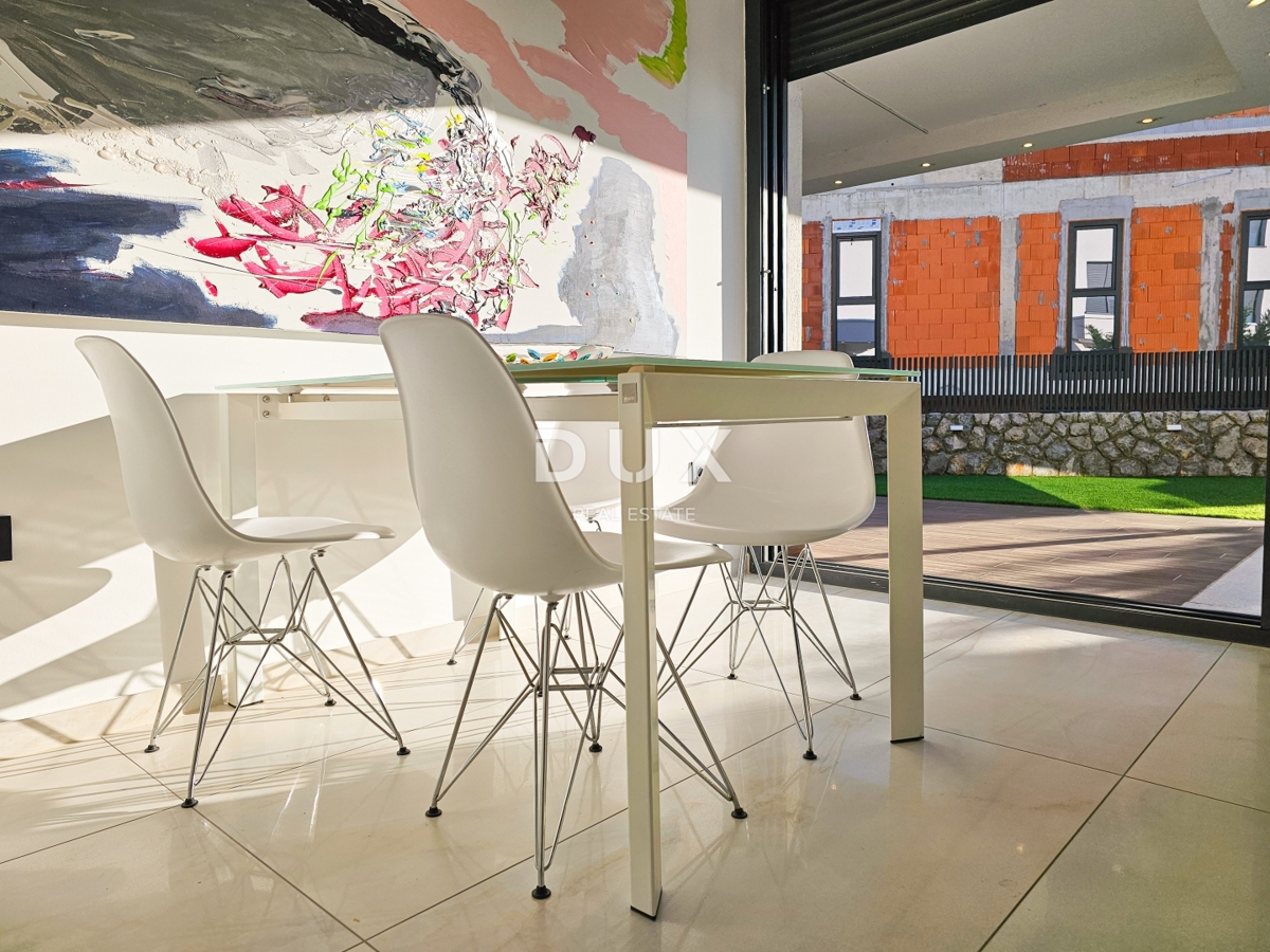 ISOLA DI KRK - Nuova opportunità nella città di Krk! - Appartamento duplex, arredamento di alta qualità, piscina riscaldata, giardino privato, due posti auto!