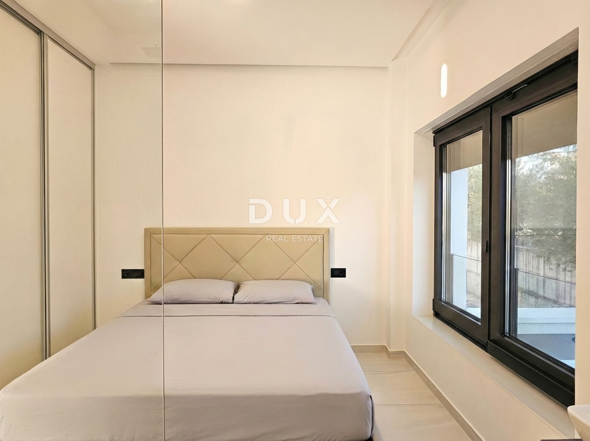 ISOLA DI KRK - Nuova opportunità nella città di Krk! - Appartamento duplex, arredamento di alta qualità, piscina riscaldata, giardino privato, due posti auto!