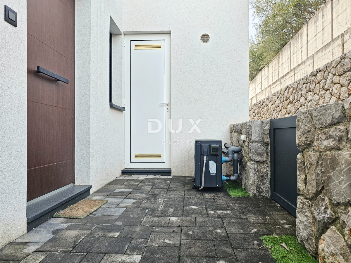 ISOLA DI KRK - Nuova opportunità nella città di Krk! - Appartamento duplex, arredamento di alta qualità, piscina riscaldata, giardino privato, due posti auto!