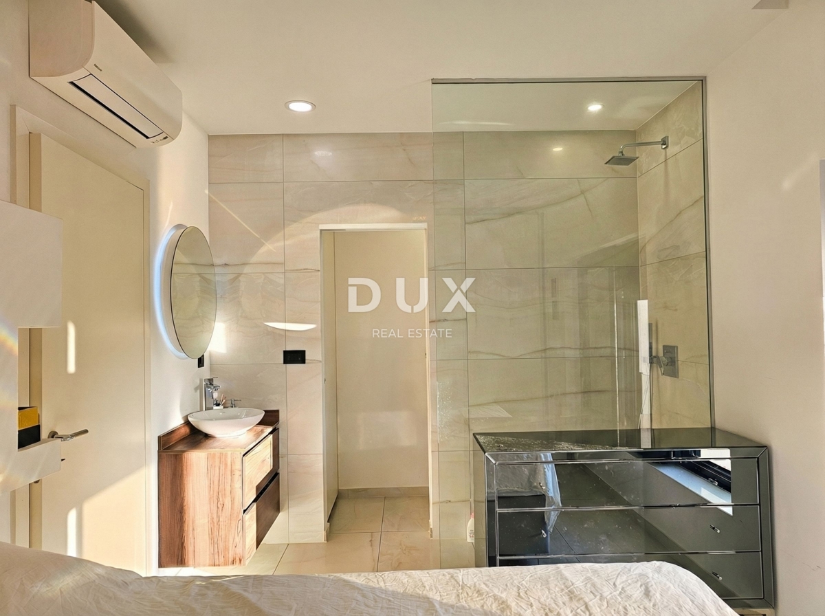 ISOLA DI KRK - Nuova opportunità nella città di Krk! - Appartamento duplex, arredamento di alta qualità, piscina riscaldata, giardino privato, due posti auto!