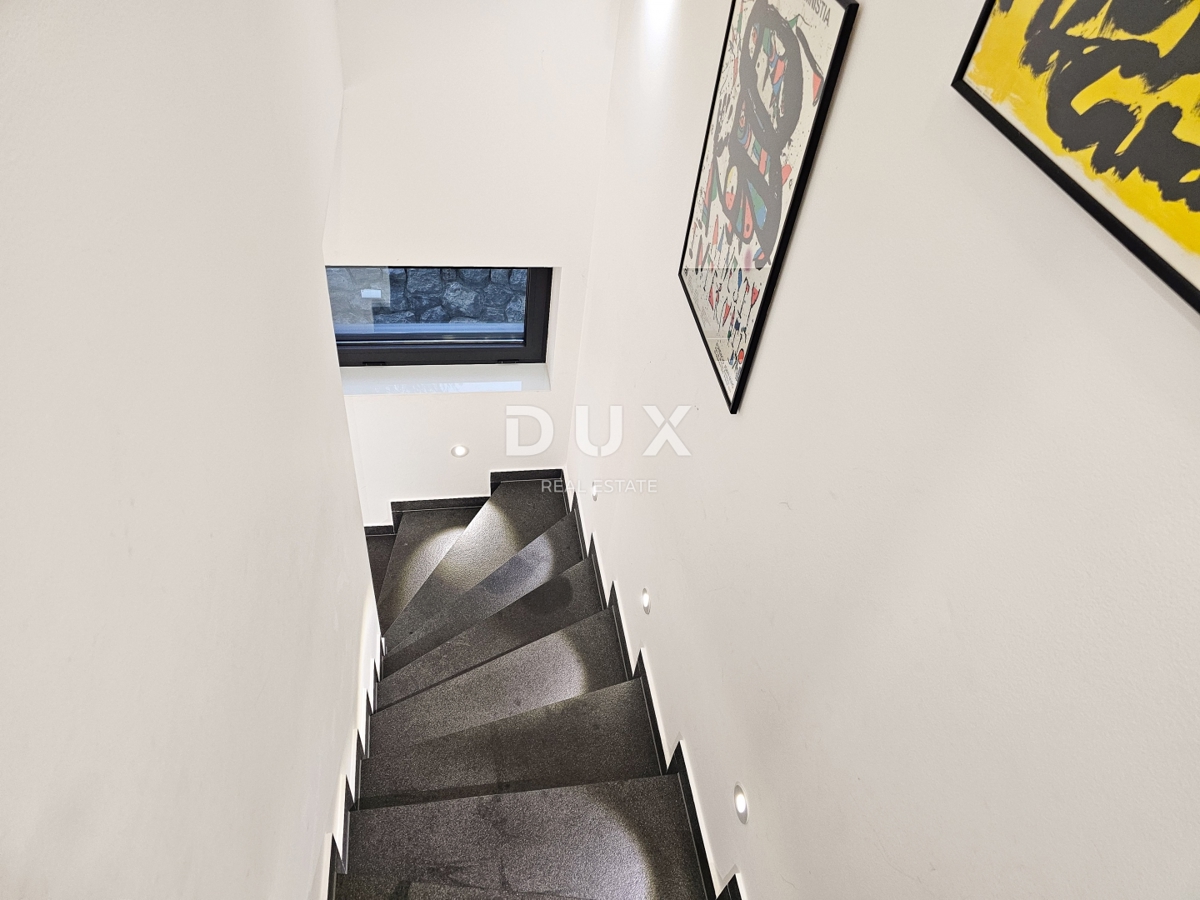 ISOLA DI KRK - Nuova opportunità nella città di Krk! - Appartamento duplex, arredamento di alta qualità, piscina riscaldata, giardino privato, due posti auto!