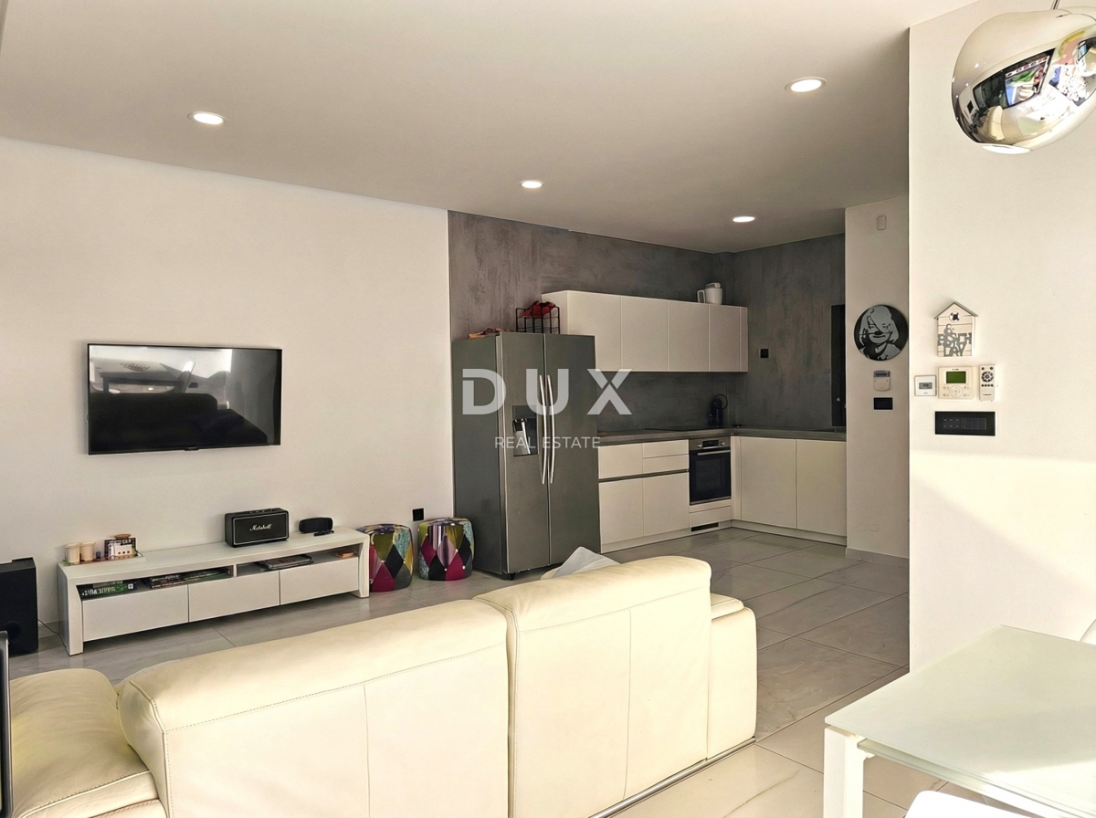 ISOLA DI KRK - Nuova opportunità nella città di Krk! - Appartamento duplex, arredamento di alta qualità, piscina riscaldata, giardino privato, due posti auto!