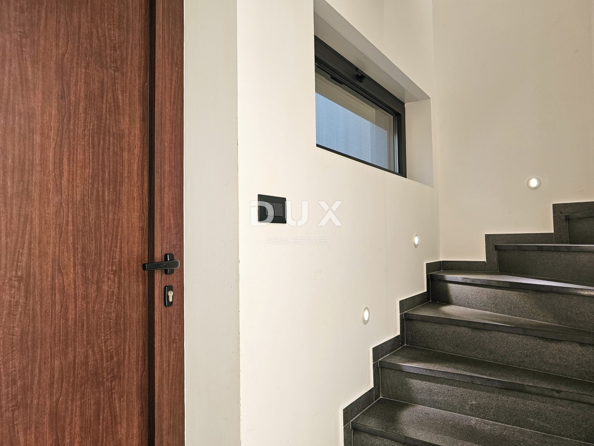 ISOLA DI KRK - Nuova opportunità nella città di Krk! - Appartamento duplex, arredamento di alta qualità, piscina riscaldata, giardino privato, due posti auto!