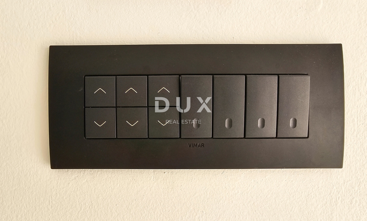 ISOLA DI KRK - Nuova opportunità nella città di Krk! - Appartamento duplex, arredamento di alta qualità, piscina riscaldata, giardino privato, due posti auto!