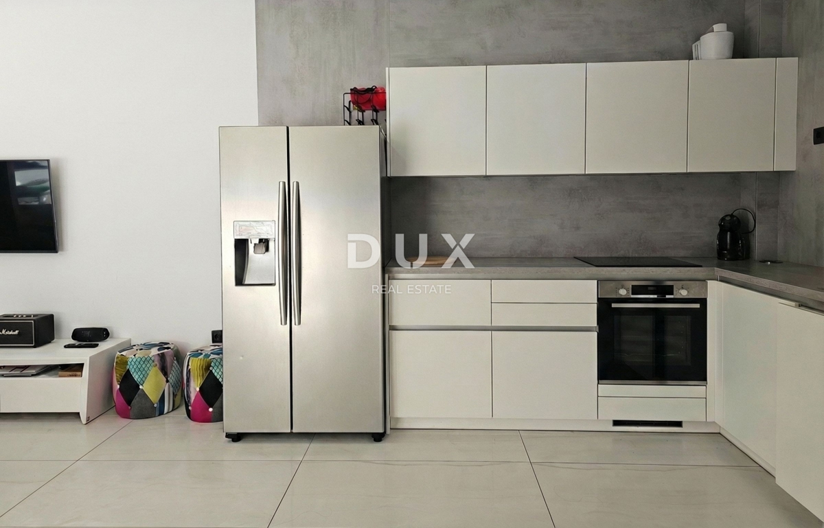 ISOLA DI KRK - Nuova opportunità nella città di Krk! - Appartamento duplex, arredamento di alta qualità, piscina riscaldata, giardino privato, due posti auto!