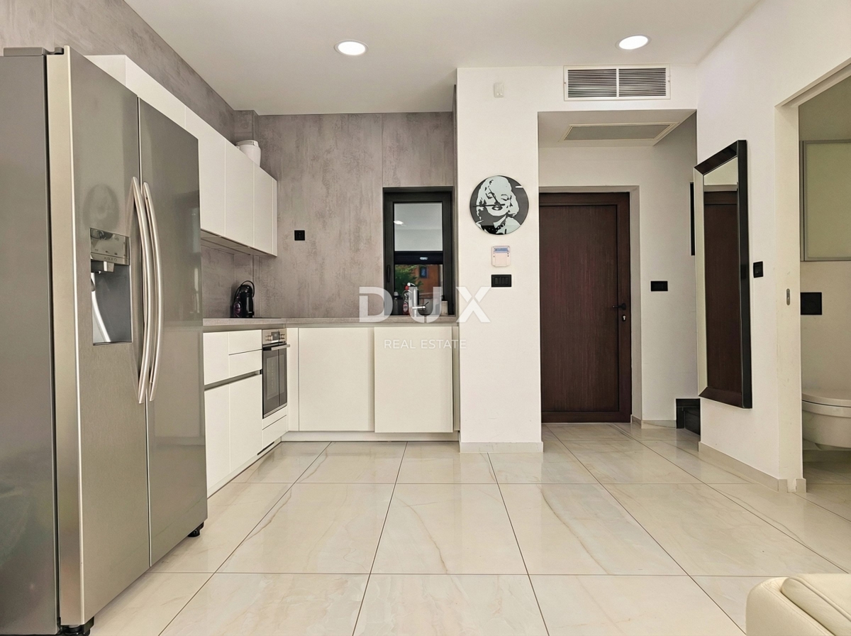 ISOLA DI KRK - Nuova opportunità nella città di Krk! - Appartamento duplex, arredamento di alta qualità, piscina riscaldata, giardino privato, due posti auto!