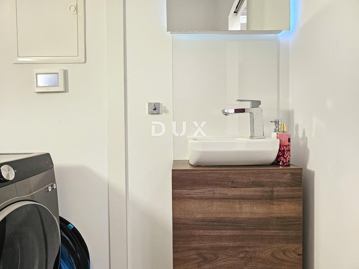 ISOLA DI KRK - Nuova opportunità nella città di Krk! - Appartamento duplex, arredamento di alta qualità, piscina riscaldata, giardino privato, due posti auto!