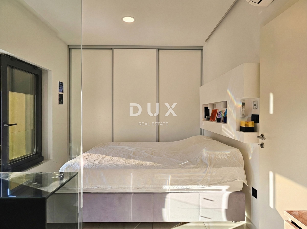 ISOLA DI KRK - Nuova opportunità nella città di Krk! - Appartamento duplex, arredamento di alta qualità, piscina riscaldata, giardino privato, due posti auto!