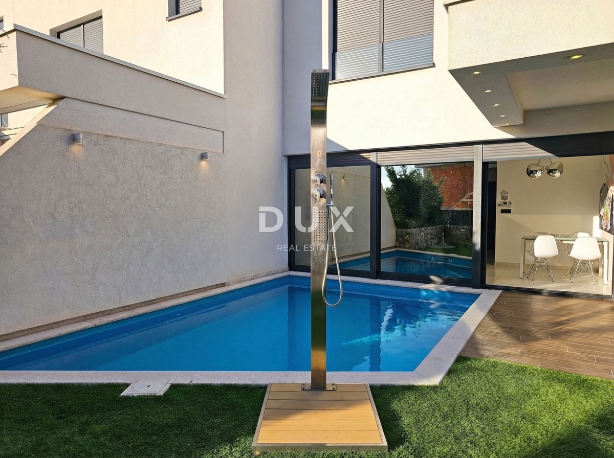 ISOLA DI KRK - Nuova opportunità nella città di Krk! - Appartamento duplex, arredamento di alta qualità, piscina riscaldata, giardino privato, due posti auto!