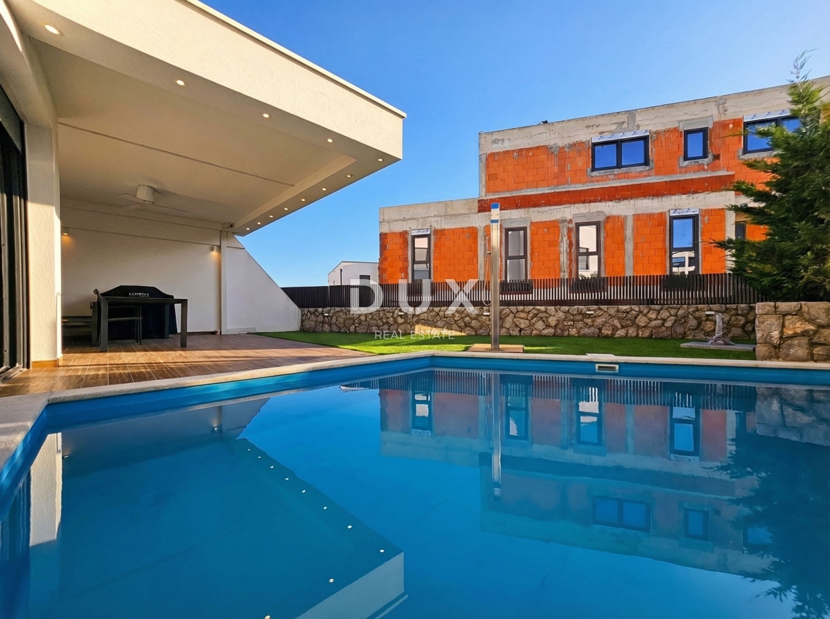 ISOLA DI KRK - Nuova opportunità nella città di Krk! - Appartamento duplex, arredamento di alta qualità, piscina riscaldata, giardino privato, due posti auto!