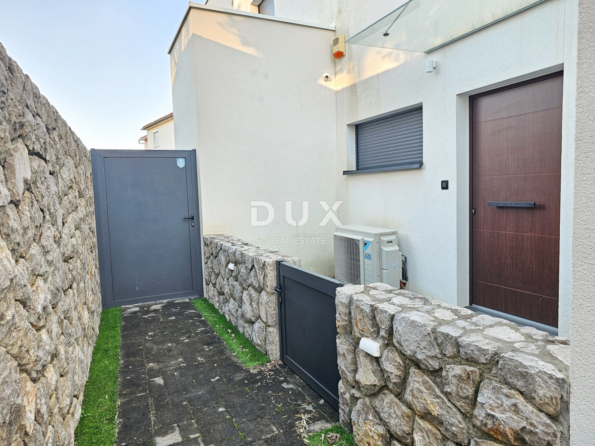 ISOLA DI KRK - Nuova opportunità nella città di Krk! - Appartamento duplex, arredamento di alta qualità, piscina riscaldata, giardino privato, due posti auto!