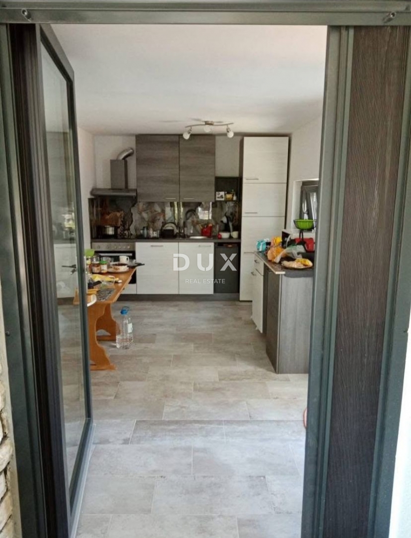 SEBENICO, VODICE - casa con 3 terrazze e garage a soli 150 metri dalla spiaggia! OCCASIONE!