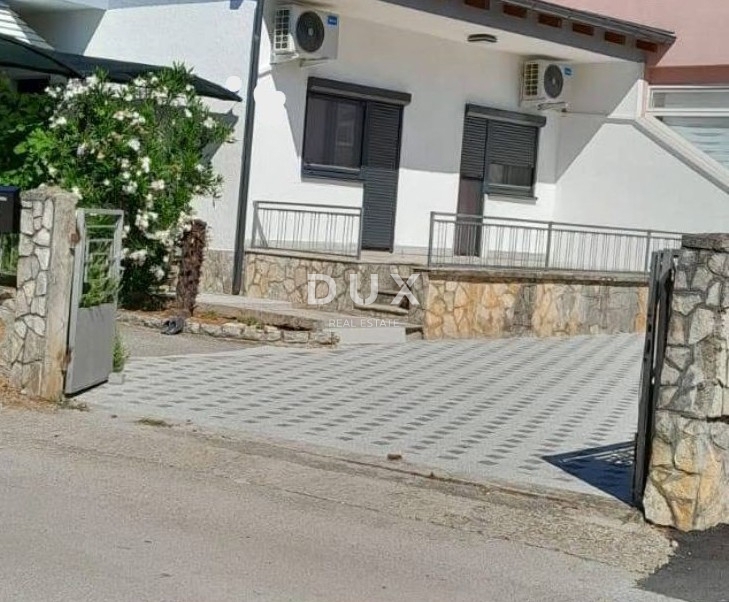 SEBENICO, VODICE - casa con 3 terrazze e garage a soli 150 metri dalla spiaggia! OCCASIONE!