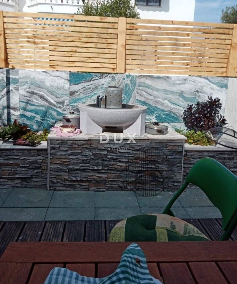 SEBENICO, VODICE - casa con 3 terrazze e garage a soli 150 metri dalla spiaggia! OCCASIONE!