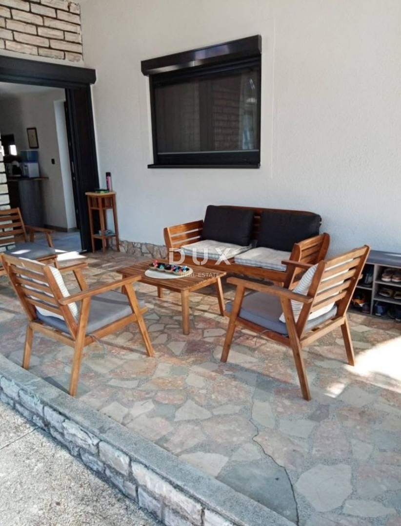 SEBENICO, VODICE - casa con 3 terrazze e garage a soli 150 metri dalla spiaggia! OCCASIONE!